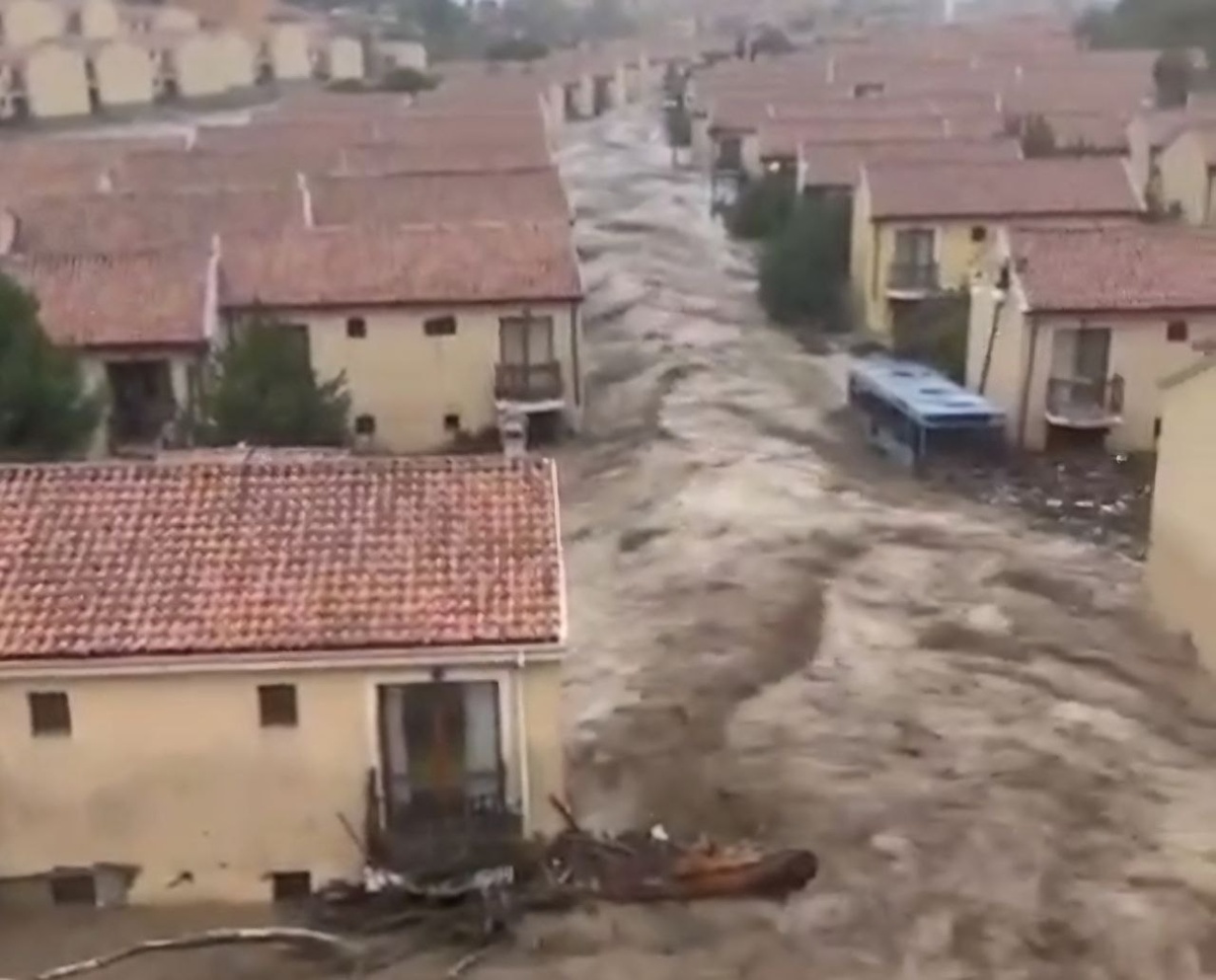 Река через поселок (фото из ФБ). 