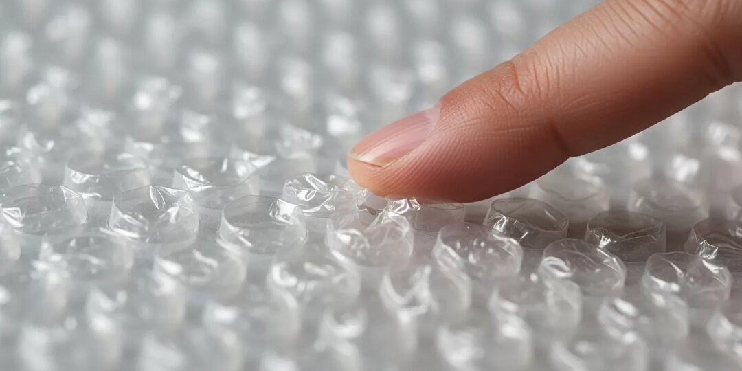 Научный "Чпок": почему мы обожаем лопать пузырчатую пленку (и это нормально!)