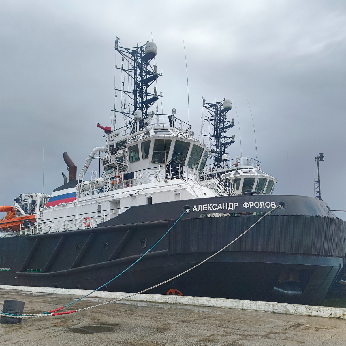 Спасательное буксирное судно "Александр Фролов" проекта 02980 Балтийского флота ВМФ России. В 2017 году вошло в состав ВМФ. ⚓🇷🇺. Эх, не зря Балтийск - город военных кораблей! Они здесь повсюду!