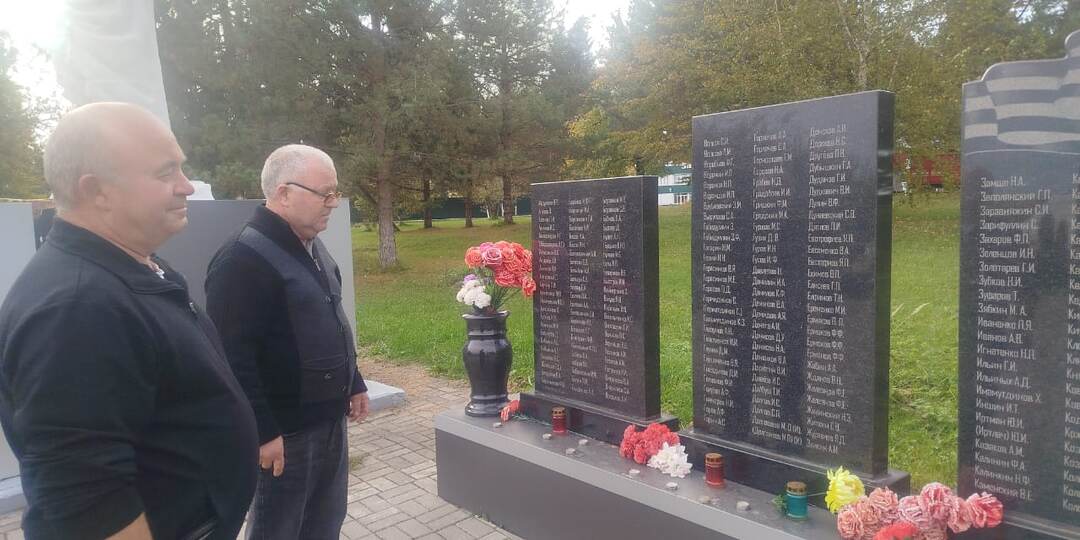 Жители Рыбинска нашли могилу своего деда – красноармейца в Износковском районе