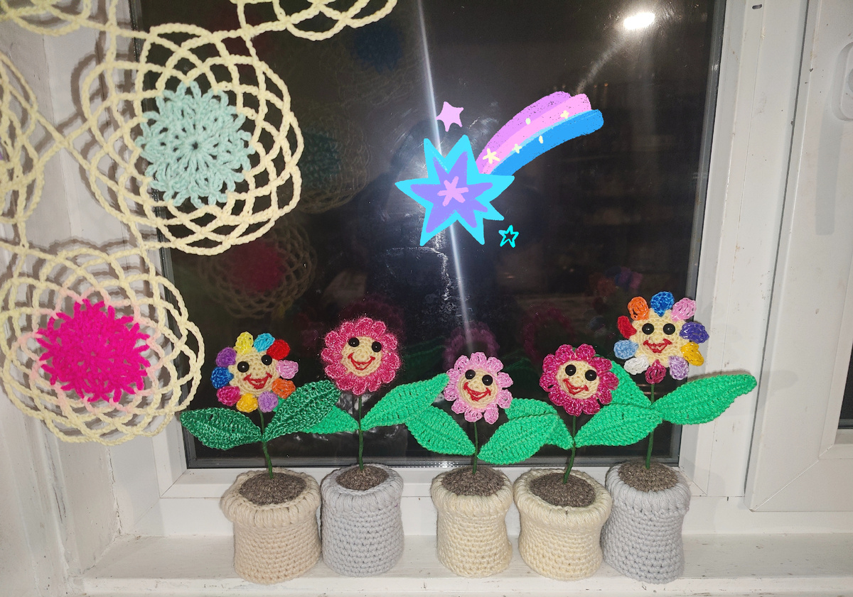 Вот такой весёлый цветничок появился у меня на окошке!🤗