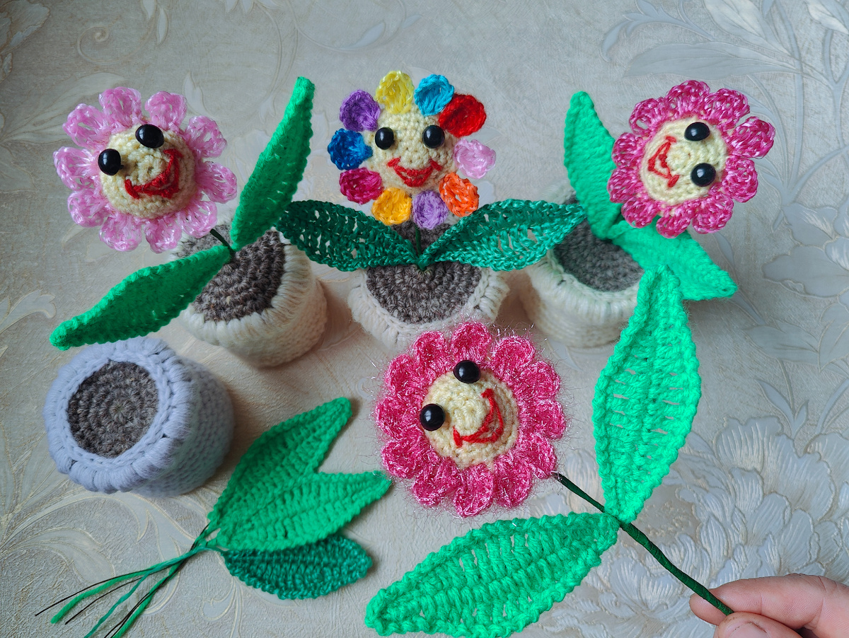 Для вязания таких цветочков в горшочках можно использовать пряжу разных цветов,разного состава/остаточки пряжи/