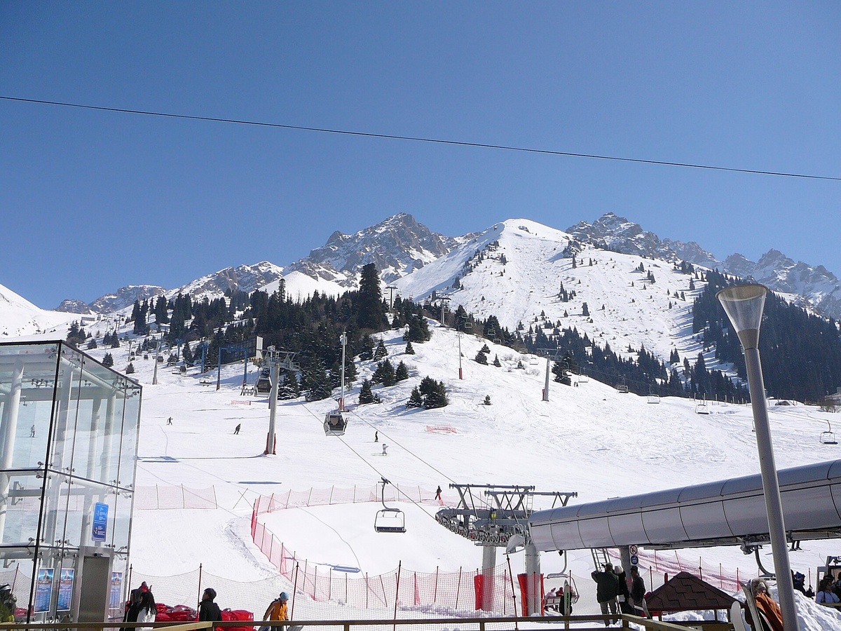 Горнолыжный курорт в Алма-Ате. Авторство: Kalabaha1969. Собственная работа, CC BY-SA 3.0, https://commons.wikimedia.org/w/index.php?curid=17691988