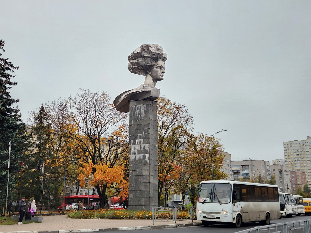 Город Иваново. Напротив вокзала отправляются автобусы в Плёс