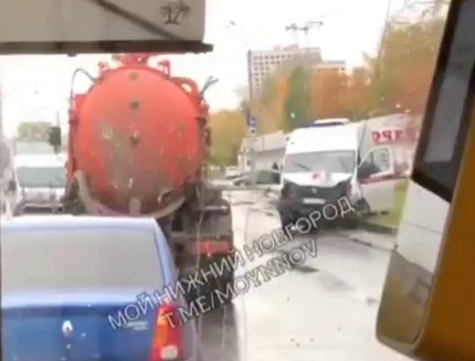    Водитель скорой помощи пытался избежать столкновения с другим автомобилем и в итоге сбил пешехода