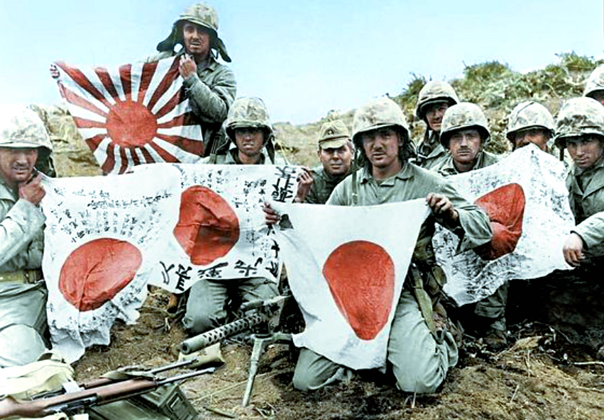 Бойцы 5-й дивизии морской пехоты США с трофейными японскими флагами.