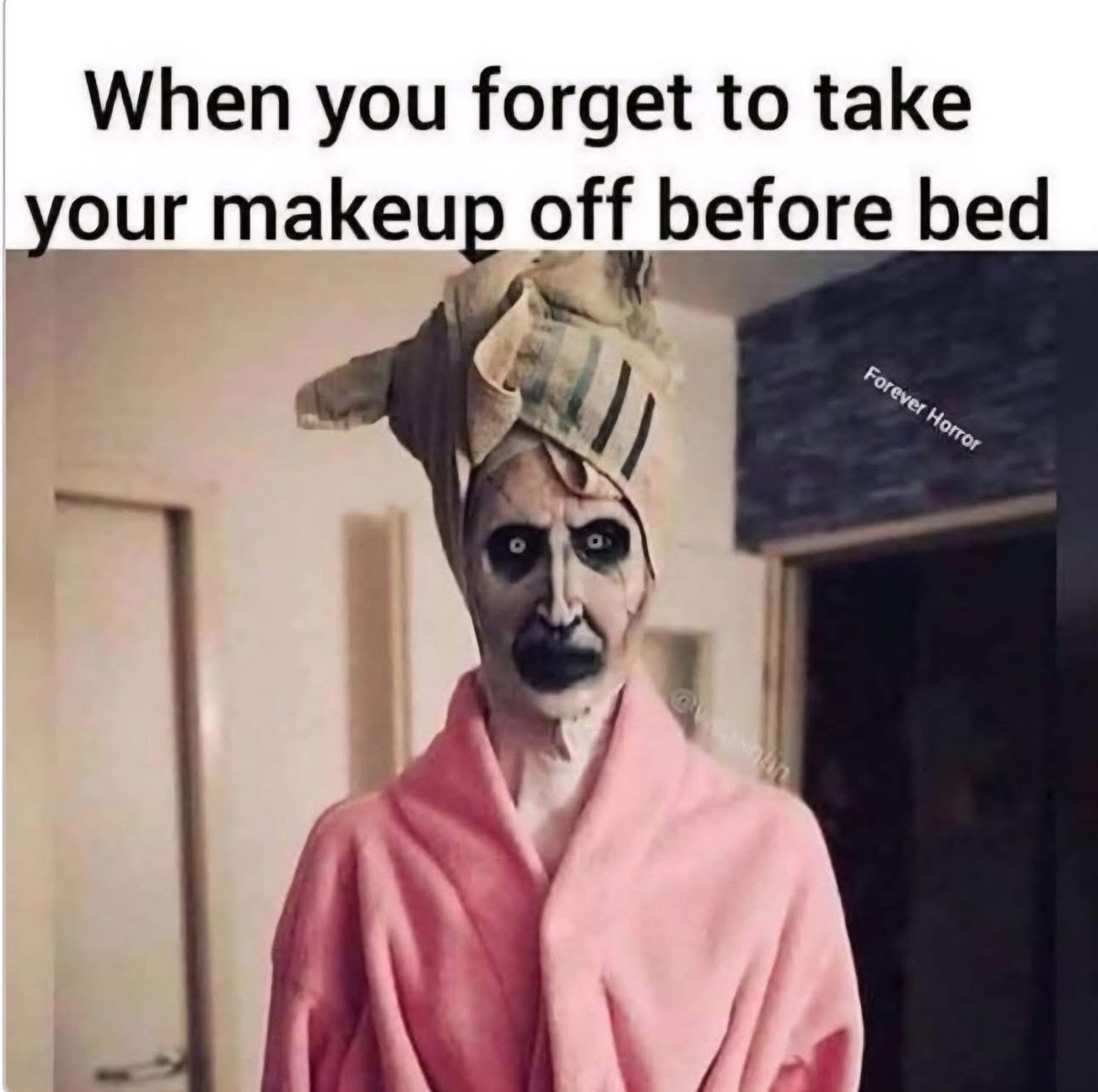 Когда ты забываешь снять макияж до того, как идешь спать. Фотография из открытого источника. 