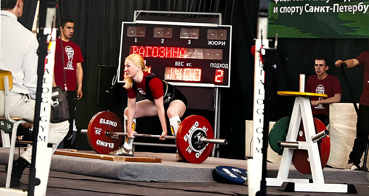 Пауэрлифтинг — это вид спорта, в котором спортсмены стремятся поднять как можно больше веса в трех дисциплинах: приседания со штангой, жим штанги лежа и становая тяга.