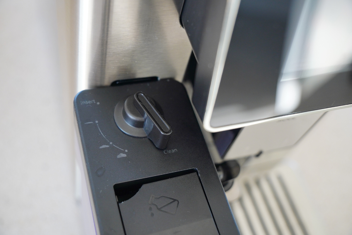 Этой кофемашине уже года 4, но только при встрече с двухлеткой ее кусочек не выдержал