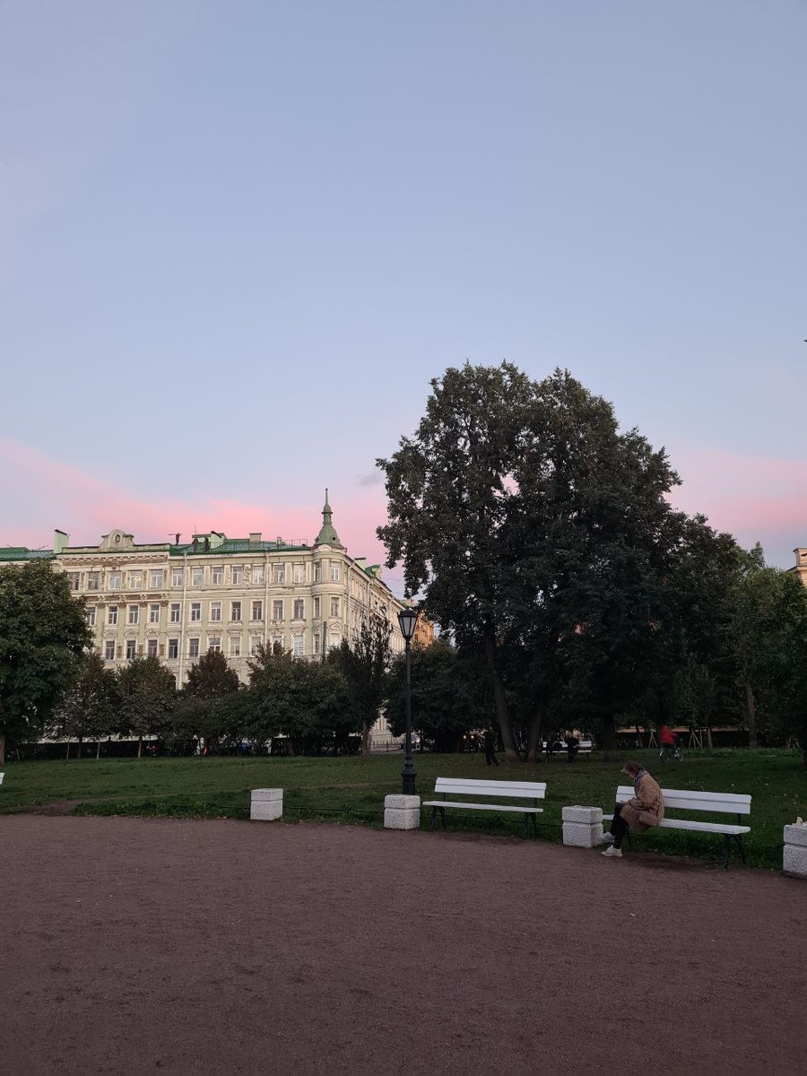 Пламенеющий закат над флигелем доходного дома Любищева. Фото из личного архива автора канала.