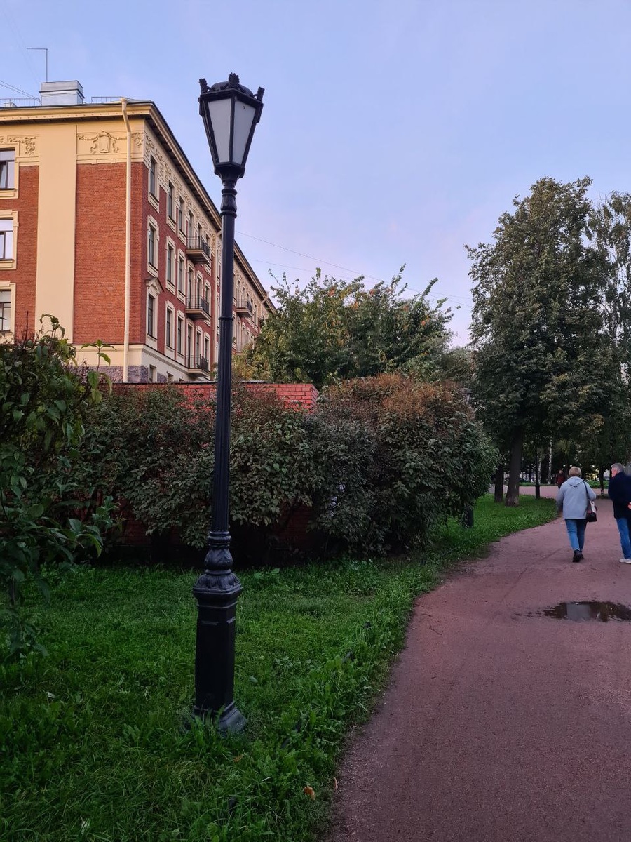 Слева виден жилой дом Евангелической женской больницы. Фото из личного архива автора.