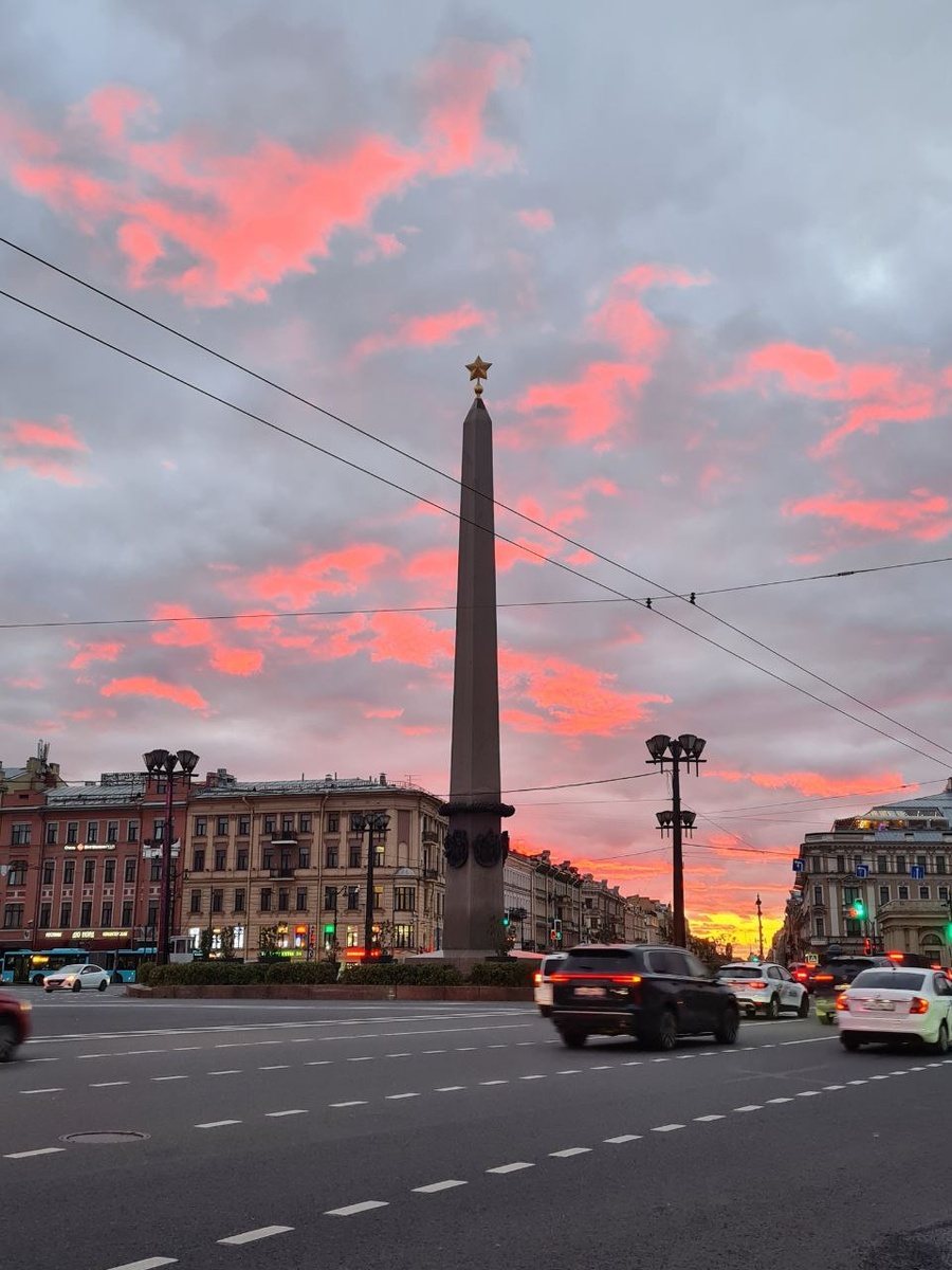 Площадь Восстания в огне заката. Фото из личного архива автора.