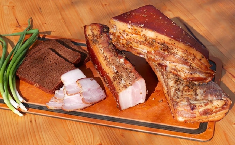 Домашняя грудинка горячего копчения: вкус, который не сравнится с магазинным продуктом