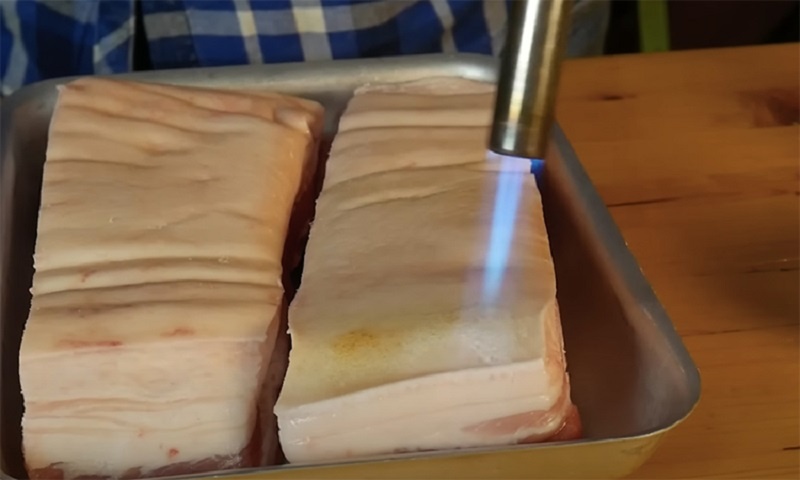 Домашняя грудинка горячего копчения: вкус, который не сравнится с магазинным продуктом