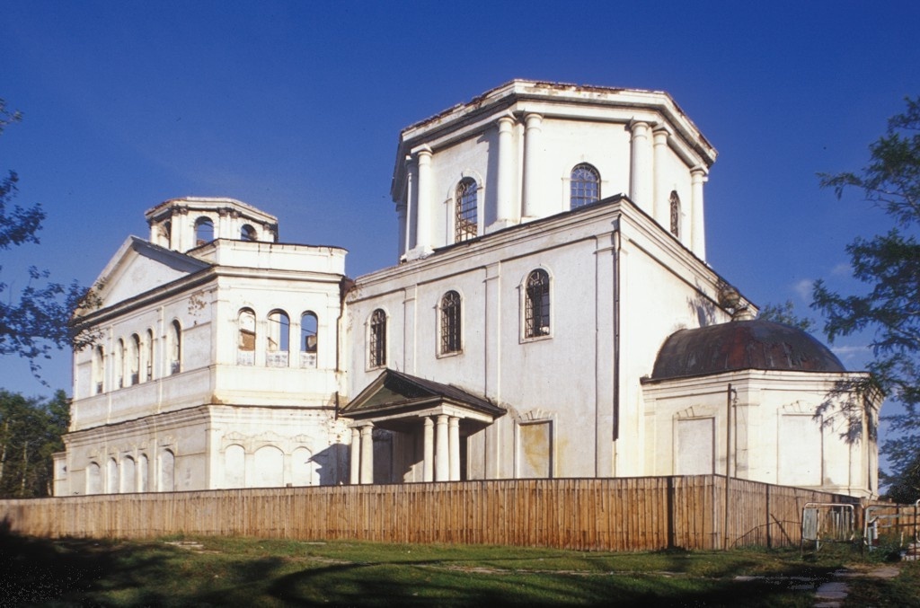    Собор Троицы Живоначальной. Фото 2000 года / Фото: Уильям Брумфилд / из архива журнала "Родина"
