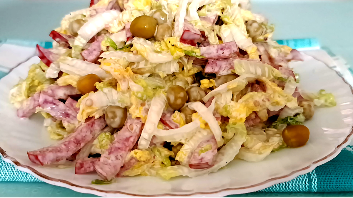⭐ Вкусный и хрустящий салат Днестр с пекинской капустой и колбасой