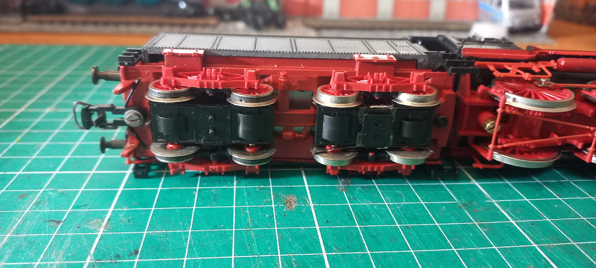 Вид снизу на тендер BR17. Полный привод.