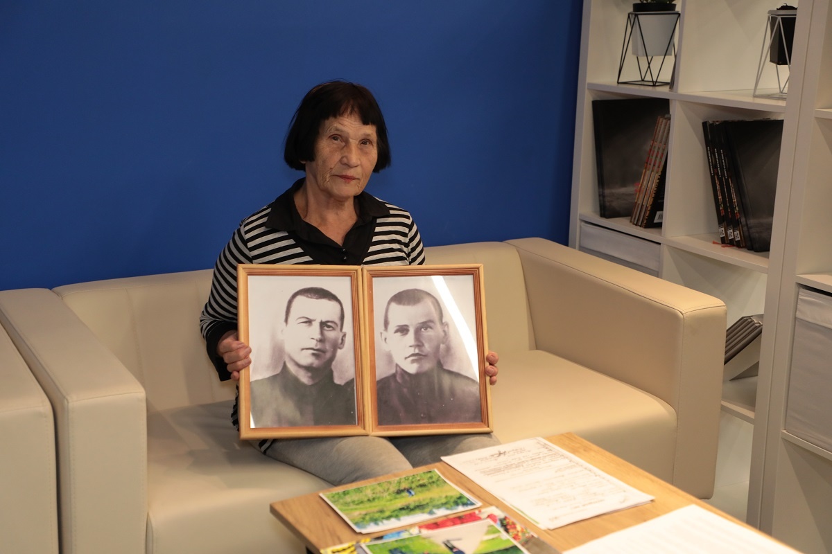   Ольга Белова с фотографиями отца и старшего брата, погибших на фронте