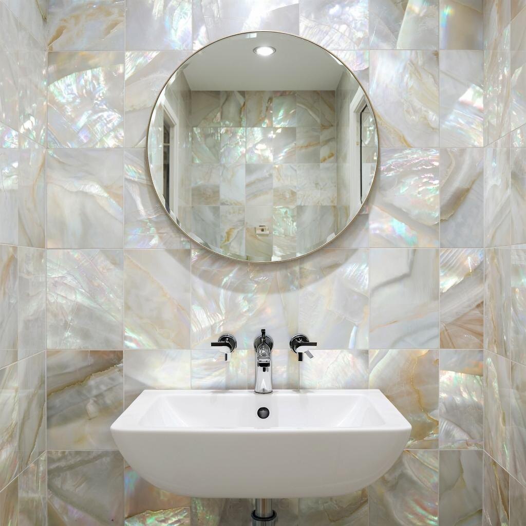 Акцентная стена в ванной ✨. Фон за зеркалом и раковиной отделан перламутровой мозаикой с 3D-эффектом, которая играет бликами при свете.