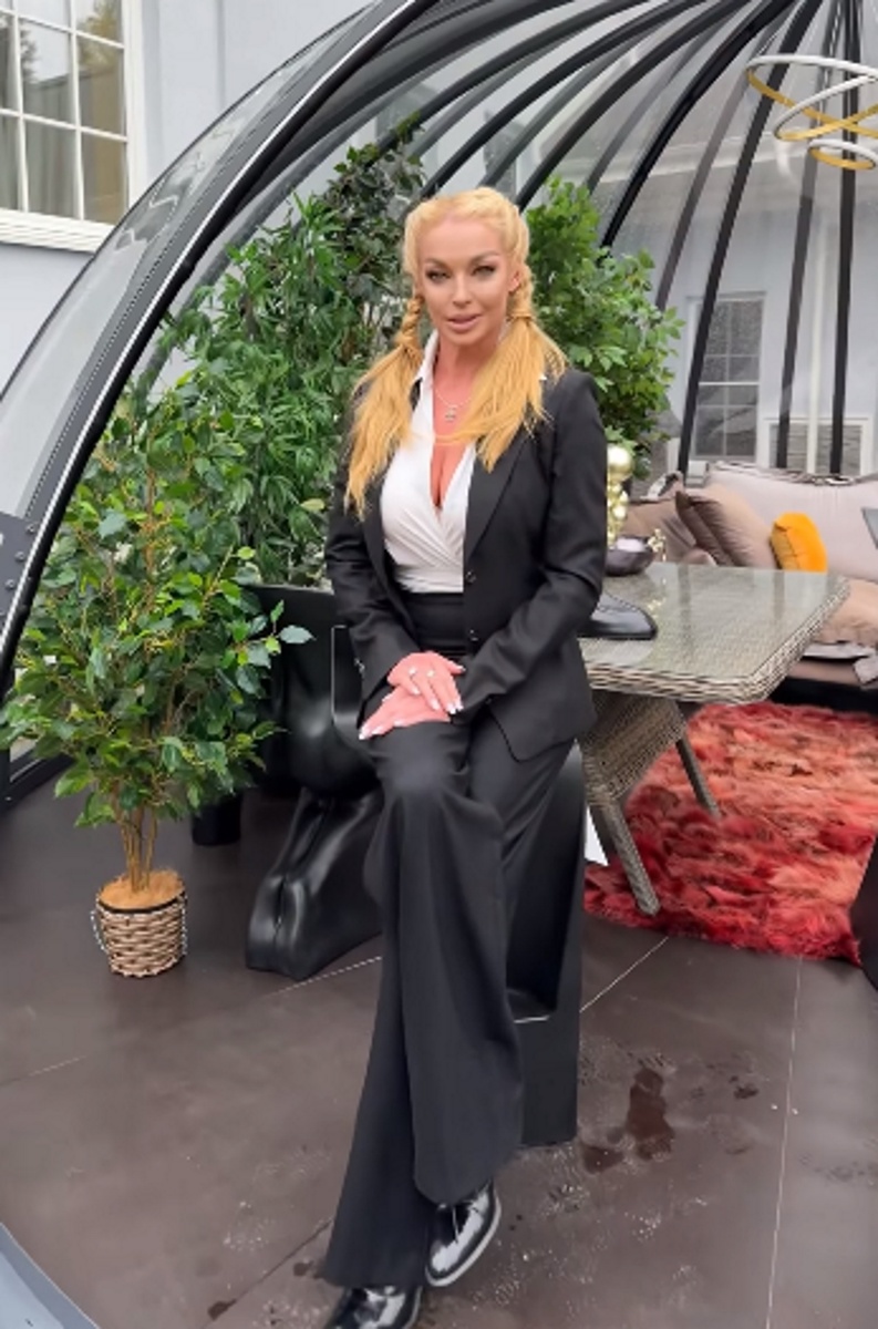 Анастасия Волочкова в брюках палаццо и жакете подчеркнула стройную фигуру. Фото: соцсети