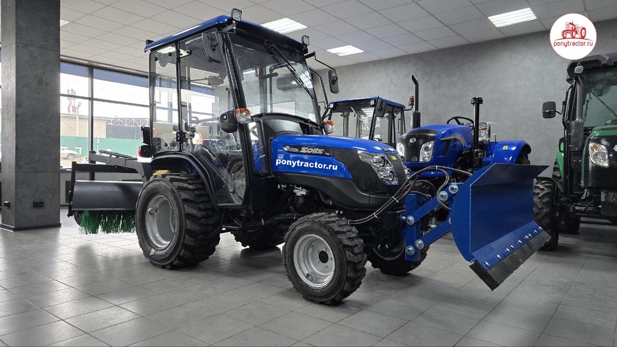 КУМ (коммунально-уборочная машина) на базе мини-трактора SOLIS 26. У трактора общая ванна гидравлики и трансмиссии. Фото автора.