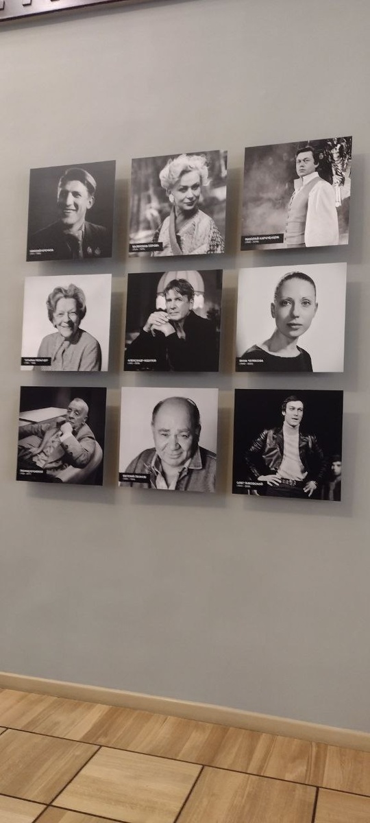 Портреты актеров Ленкома, фотография автора статьи 