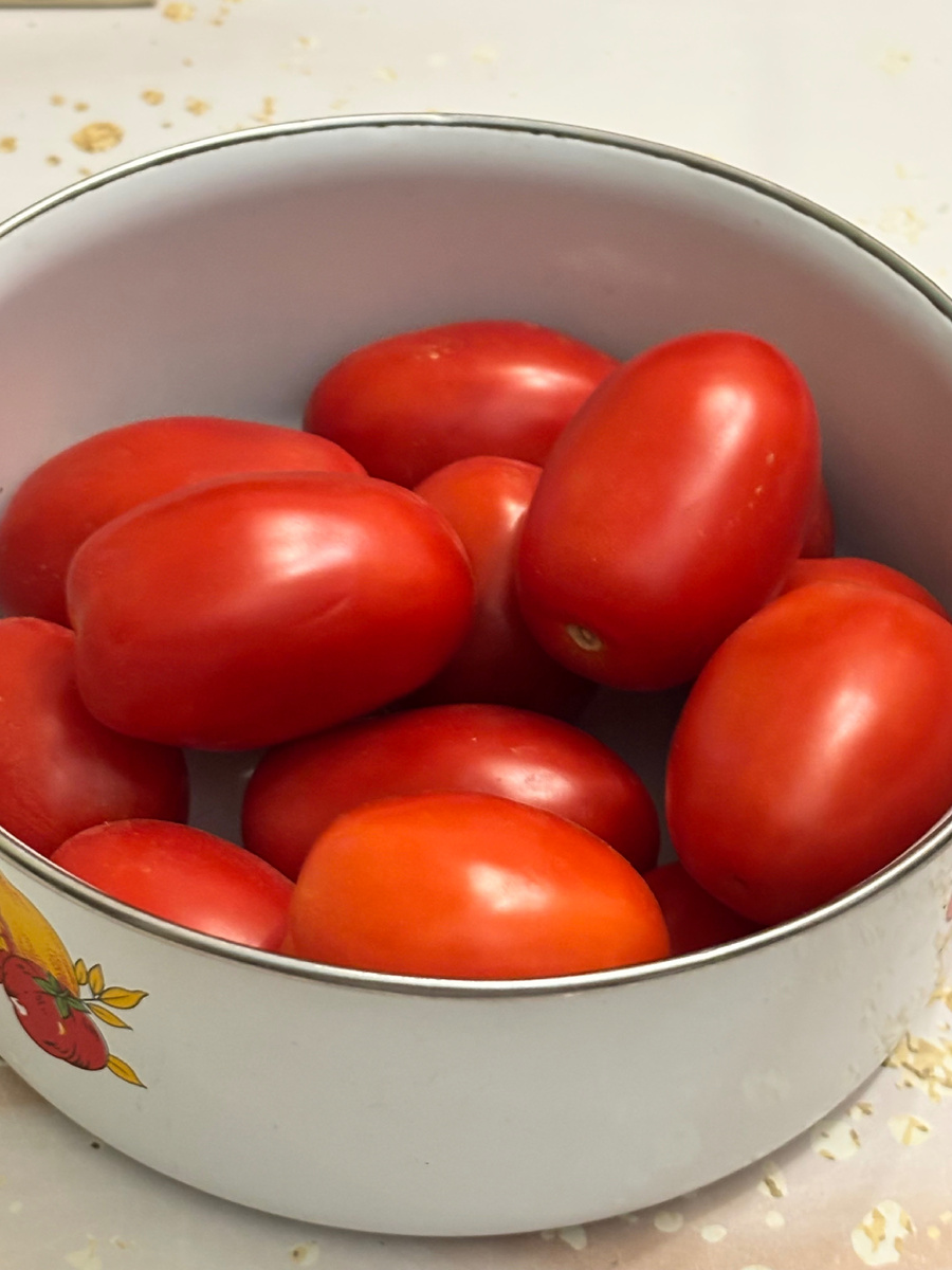 Часть помидор сливка, которые купила в ВВ, взяла 2,5 кг, помягче отложила, хочу сделать горлодер