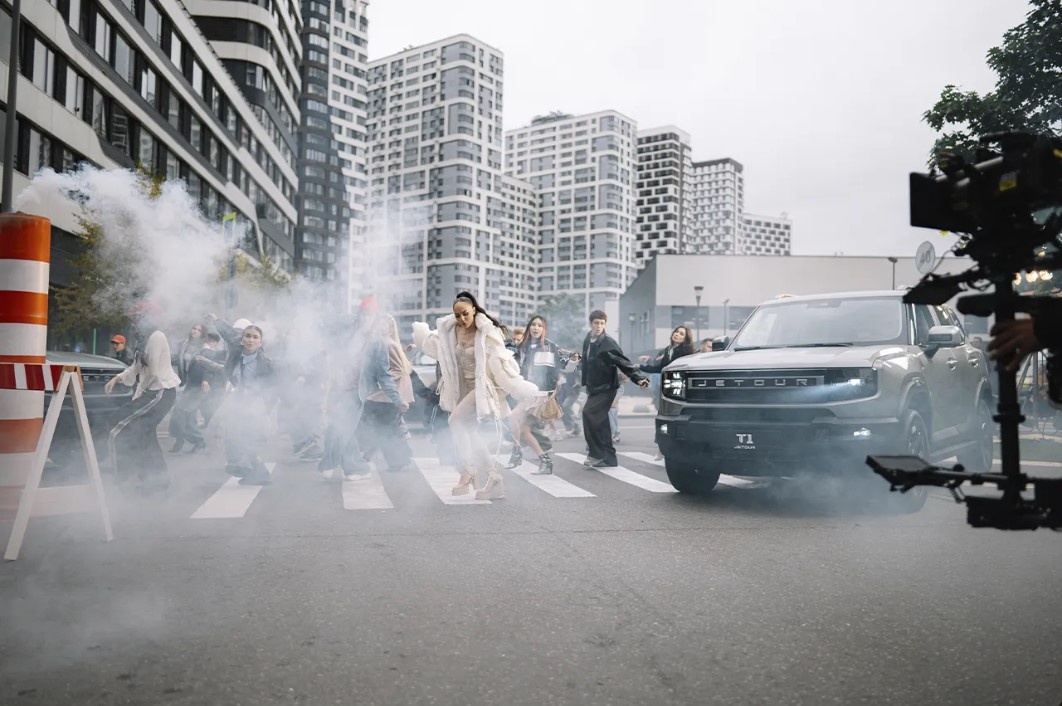 В рамках сотрудничества JETOUR и Мари Краймбрери запланирован целый ряд совместных активностей и мероприятий. Как друг бренда, Мари уже привлекла к съемке в своем клипе новый кроссовер T1, в дальнейшем запланировано участие автомобиля в сольных концертах певицы, которые пройдут в октябре в Москве и Санкт-Петербурге, а также участие самой Мари в мероприятиях для клиентов JETOUR.