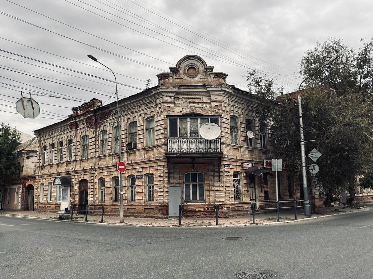 Яркий и самобытный дом, владельцы которого постарась вместить в него все по максимуму. В предпринимательской жилке семейству Агамжановых нельзя было отказать.