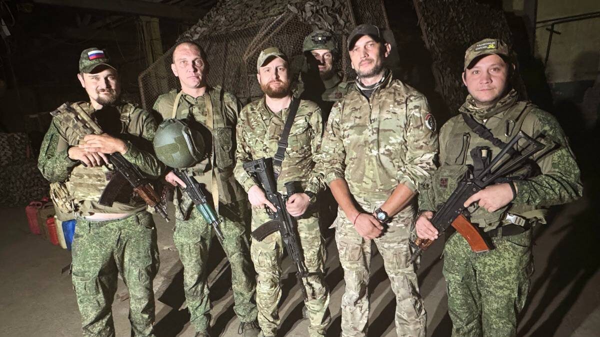    Запорожская область. Танкисты 1430-го гвардейского мотострелкового полка «Копатыч», «Шадайк», «Ряба», «Волк», «Москва» и «Кок» позируют на фоне одной из боевых машин / Фото: Алексей Зернаков