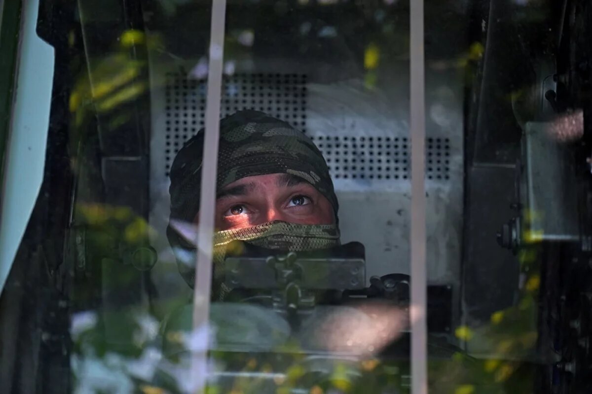    Военнослужащий ПВО Центрального военного округа ВС РФ на месте наводчика-оператора зенитно-ракетного комплекса (ЗРК) «Стрела-10» в зоне проведения специальной военной операции.