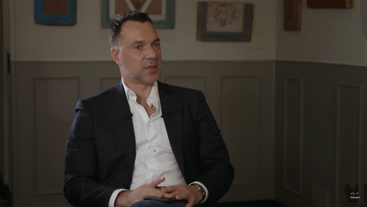   Кадр из видео «Осторожно: Собчак» / YouTube