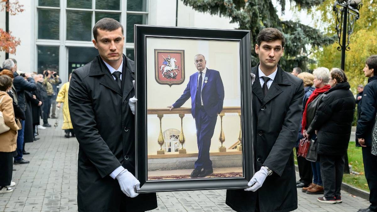    В последний путь главного редактора газеты «Вечерняя Москва» Александра Ивановича Куприянова провожали близкие, друзья, коллеги. Легендарного журналиста похоронили на Троекуровском кладбище / Фото: Дмитрий Дубинский / Вечерняя Москва