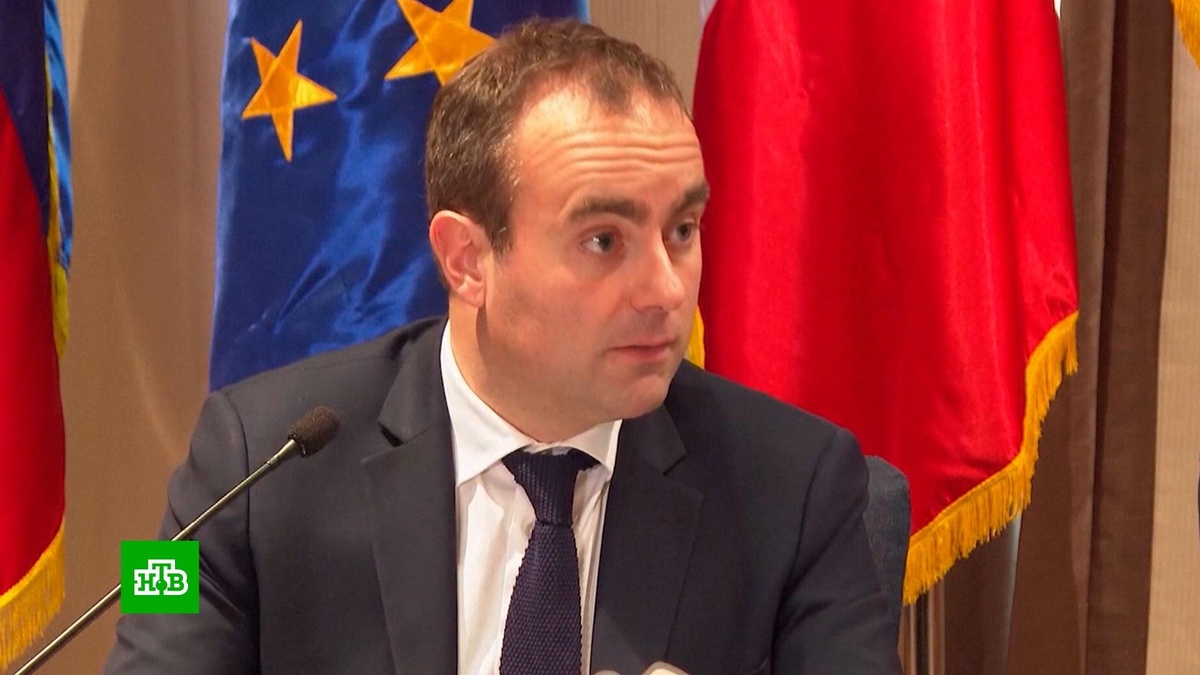      Премьер-министр    Франции подал в отставку