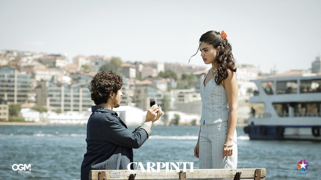 Кадр из сериала. Эмре делает предложение Аслы.