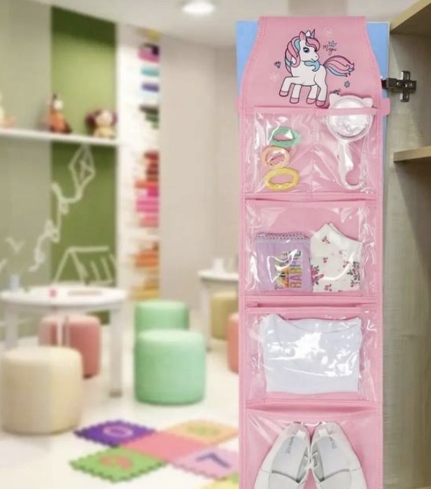 Чтобы вещи не вываливались из шкафа при открытии дверцы, купите тканевый органайзер с кармашками. На маркетплейсе такой стоит в районе 400–600 ₽. (Источник: https://www.wildberries.ru/)