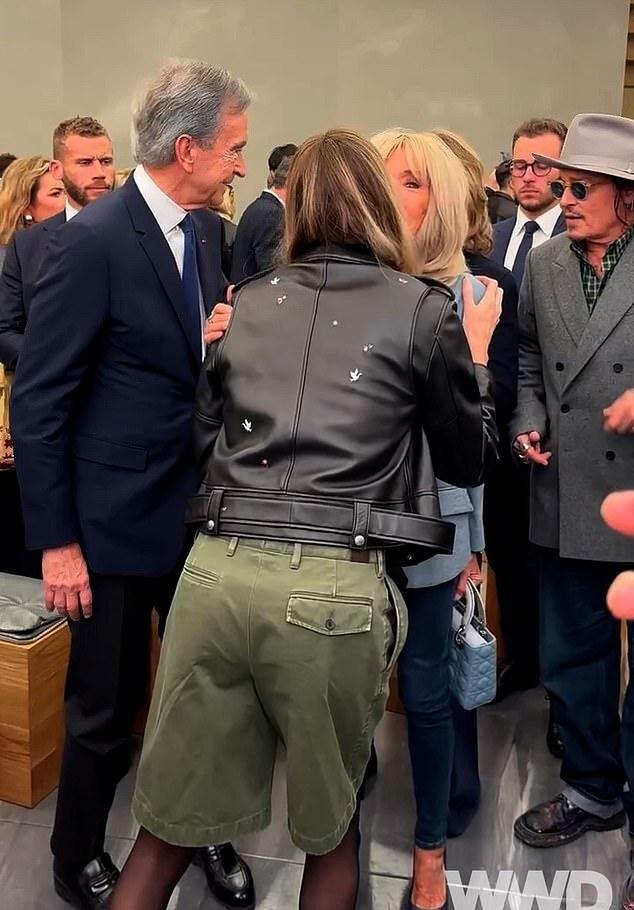 На показе Dior Шарлиз Терон проигнорировала Джонни Деппа, приветствуя Бернара Арно и Брижит Макрон