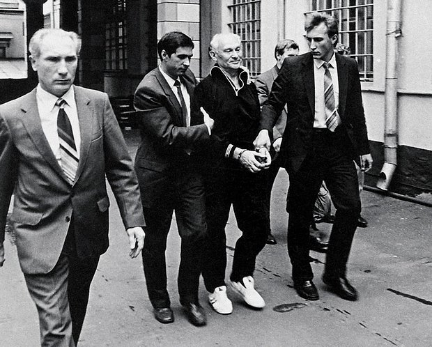 Генерал-майор Дмитрий Поляков (в центре) после задержания
Фото: public domain