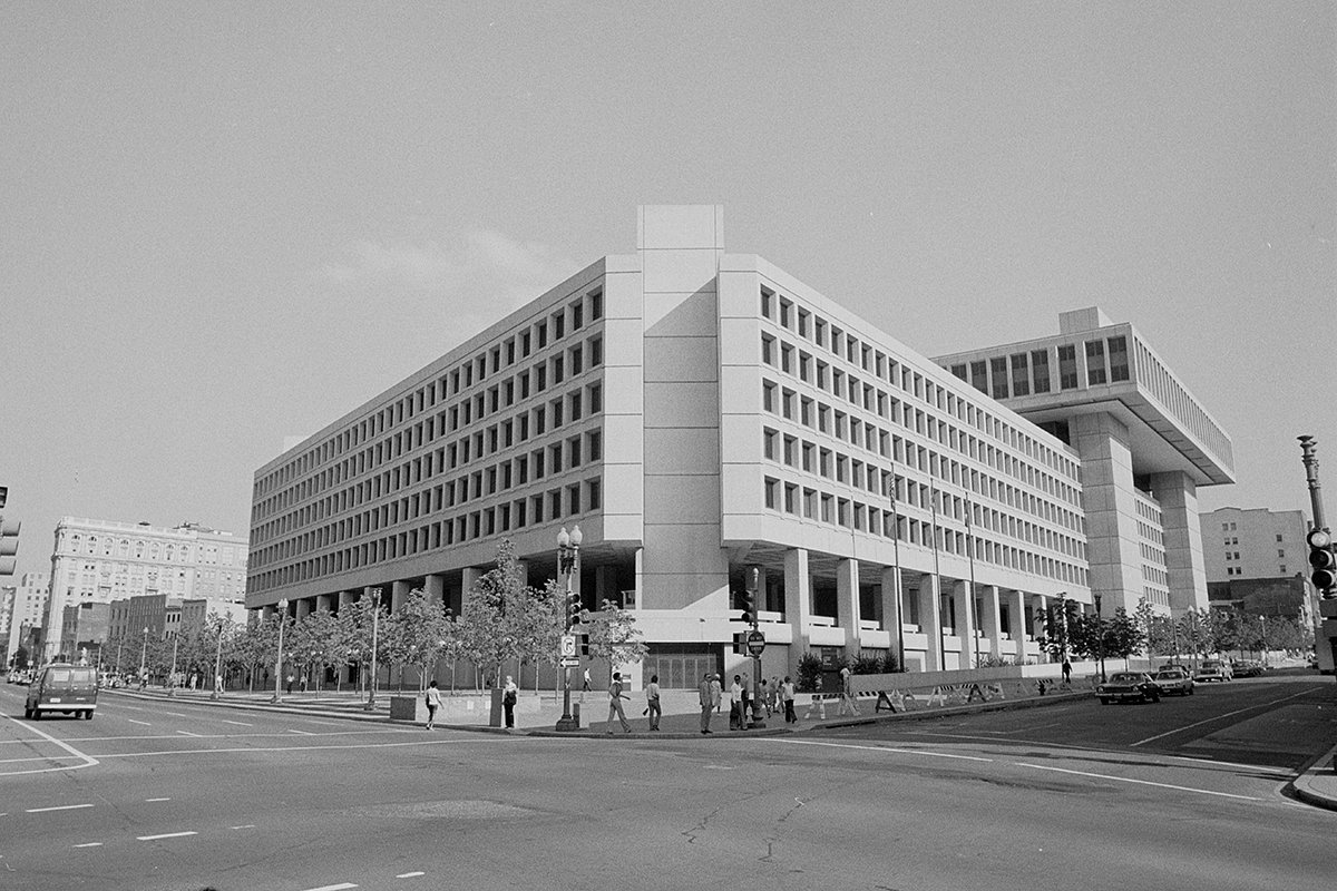 Штаб-квартира ФБР в Вашингтоне
Фото: Thomas J O'Halloran / US News and World Report Magazine Photograph Collection / PhotoQuest / Getty Images