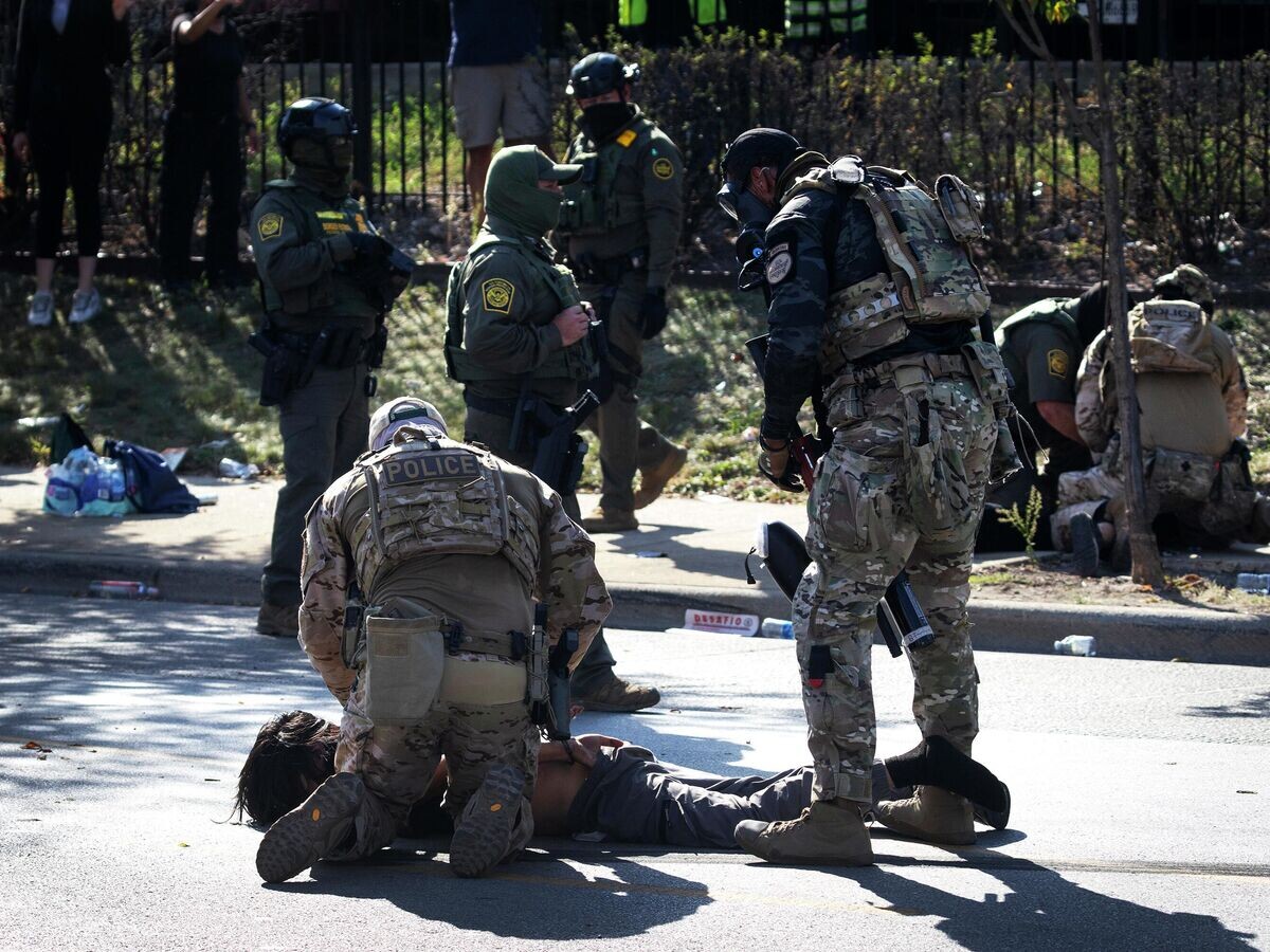    Столкновения участников акции протеста и федеральных правоохранительных органов в Бродвью, штат Иллинойс© Getty Images / Scott Olson
