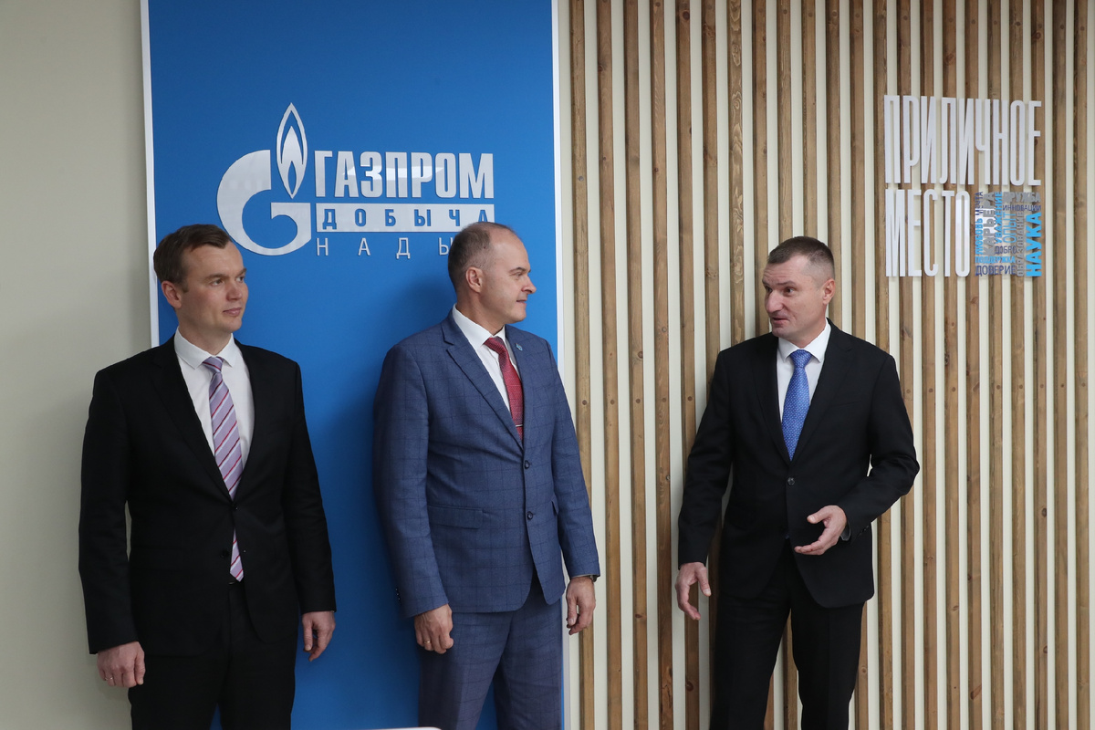 Новую локацию открыли первые лица компании и руководитель образовательной организации. Слева направо: Андрей Тепляков, заместитель генерального директора по управлению персоналом «Газпром добыча Надым», Сергей Ялов, директор «Газпром техникум Новый Уренгой», Дмитрий Щёголев, генеральный директор «Газпром добыча Надым»