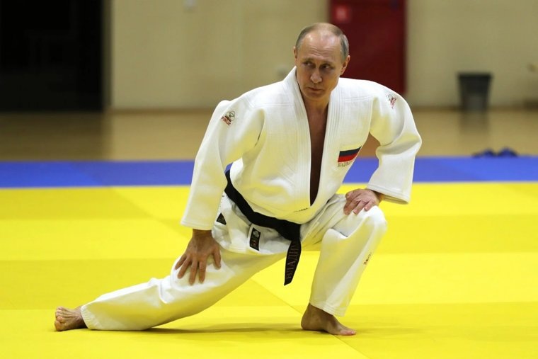    Путин с детства занимается спортом и обладает черным поясом по самбо