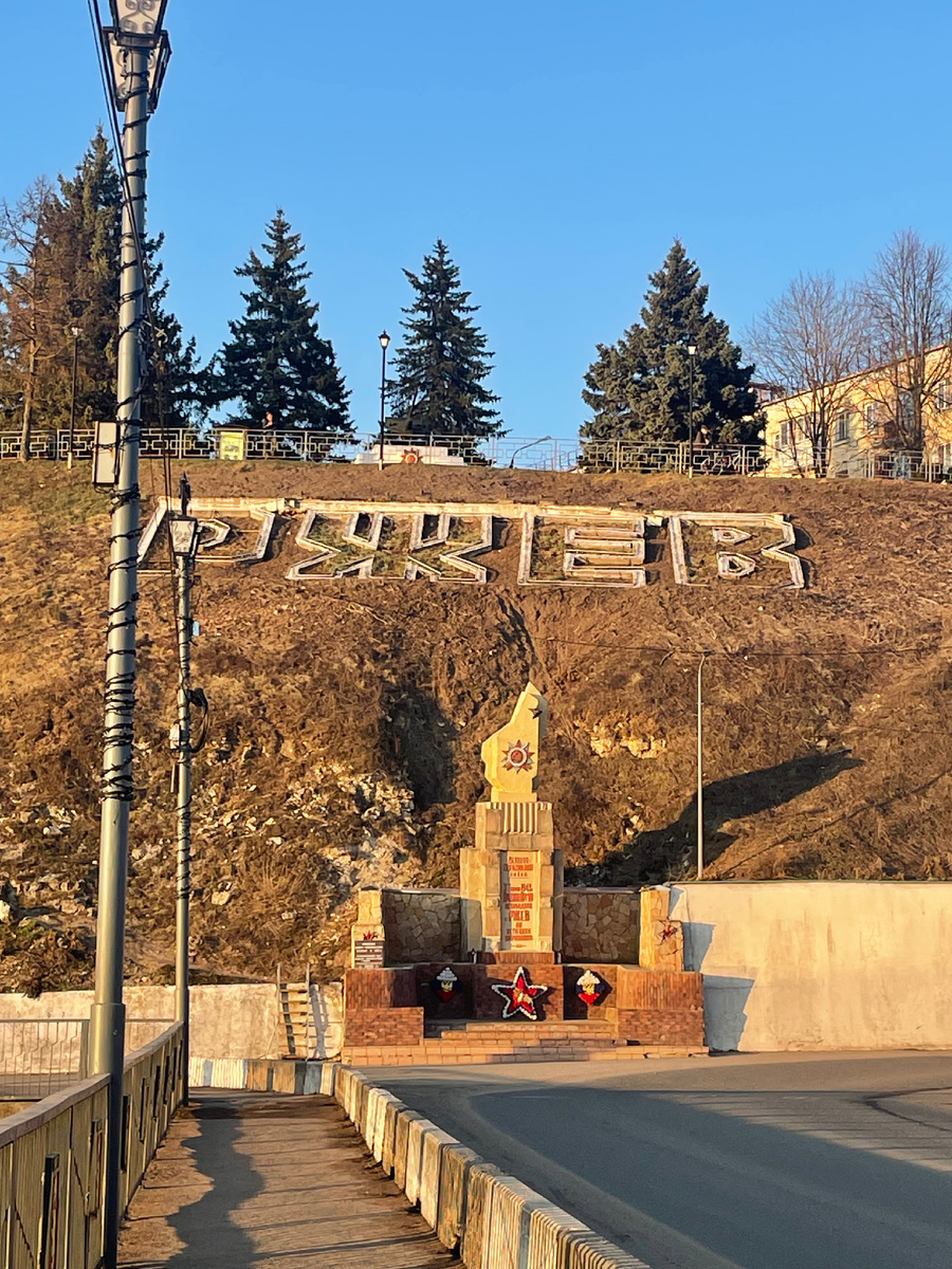 Первый памятник защитникам города. Фото автора.