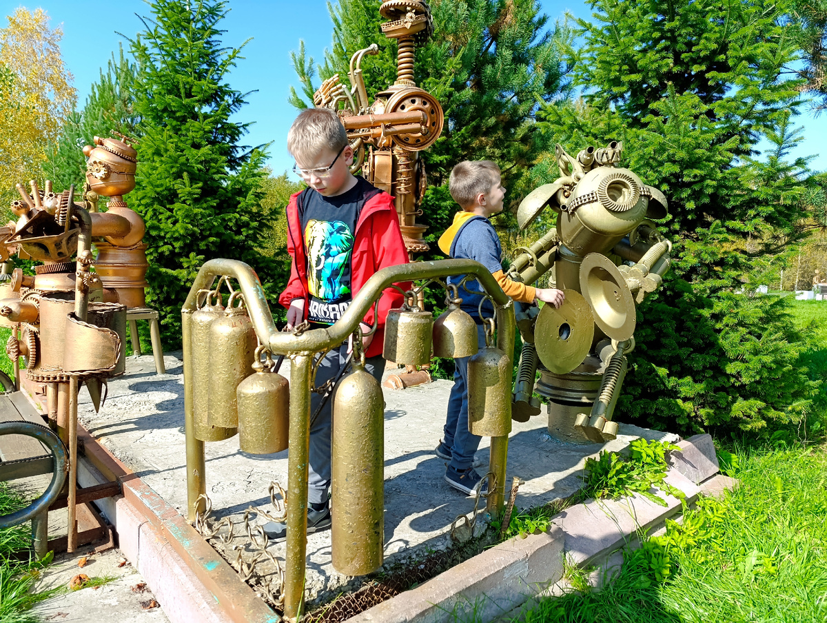 Паша и Вадим на планете Железяка в Зеленогорском