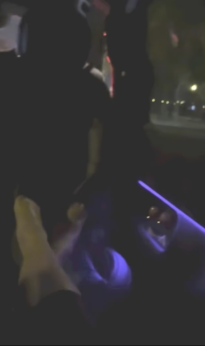 В коротком ролике показано, как она поднимает ноги, проезжая по французской столице.