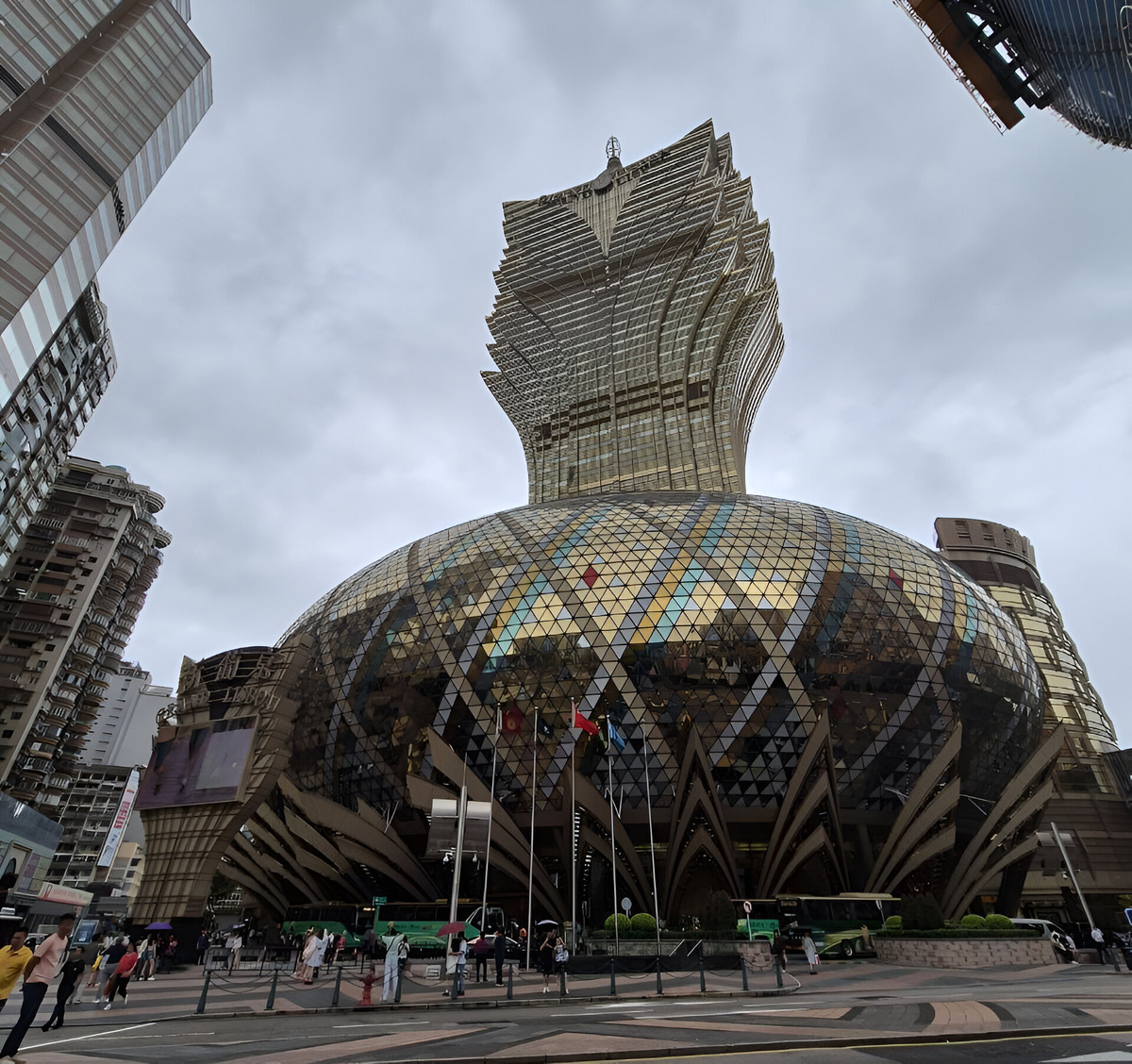 Небоскрёб Grand Lisboa — гигантская золотая башня в круглой мозаичной вазе. В нём расположены отель, казино, магазины и рестораны. Фото: Елена Титок 