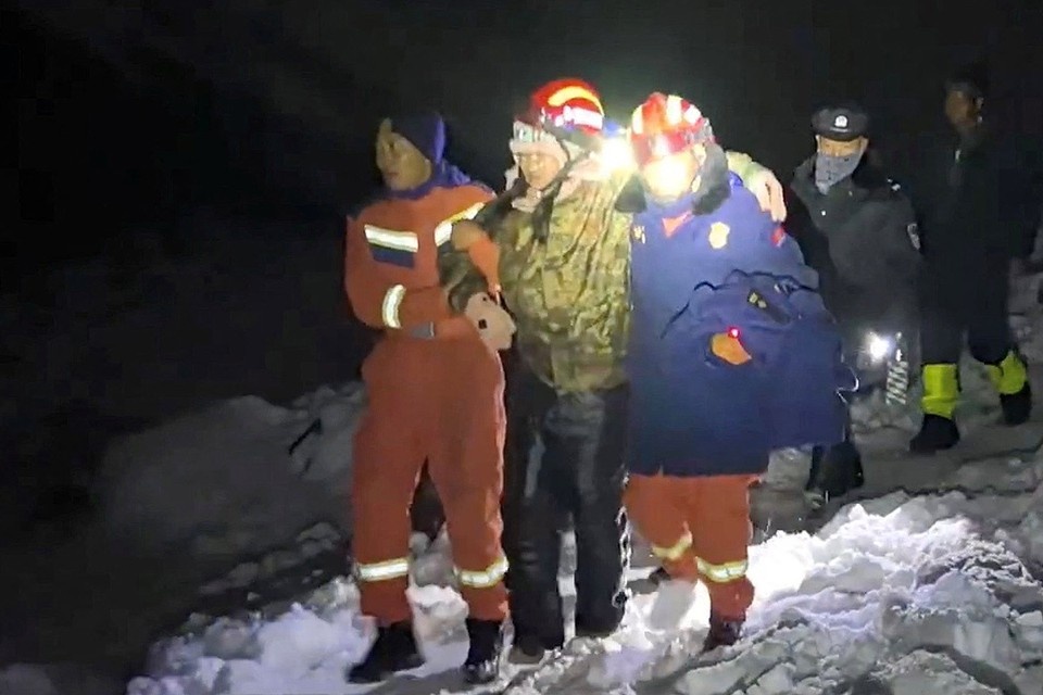    Сотни спасателей направлены на склоны Эвереста для помощи туристам. REUTERS