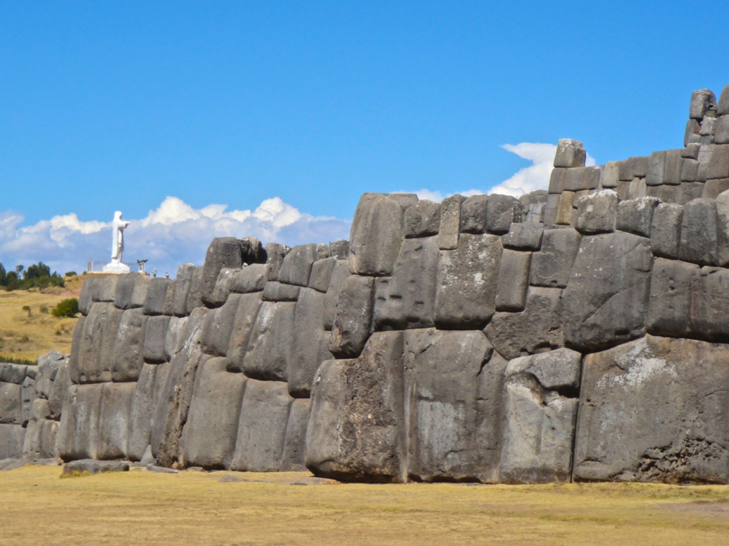 (https://upload.wikimedia.org/wikipedia/commons/2/25/Sacsayhuamán%2C_Cusco_-_panoramio.jpg )