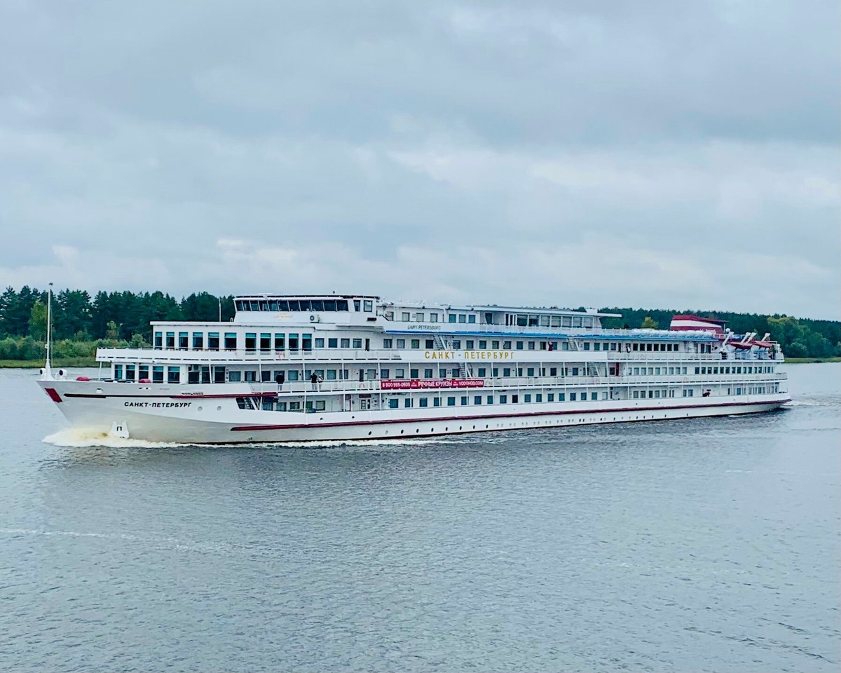 Встреченный по пути теплоход «Санкт-Петербург» курсирует по маршруту Петербург — Москва. Фото: Ольга Смирнова