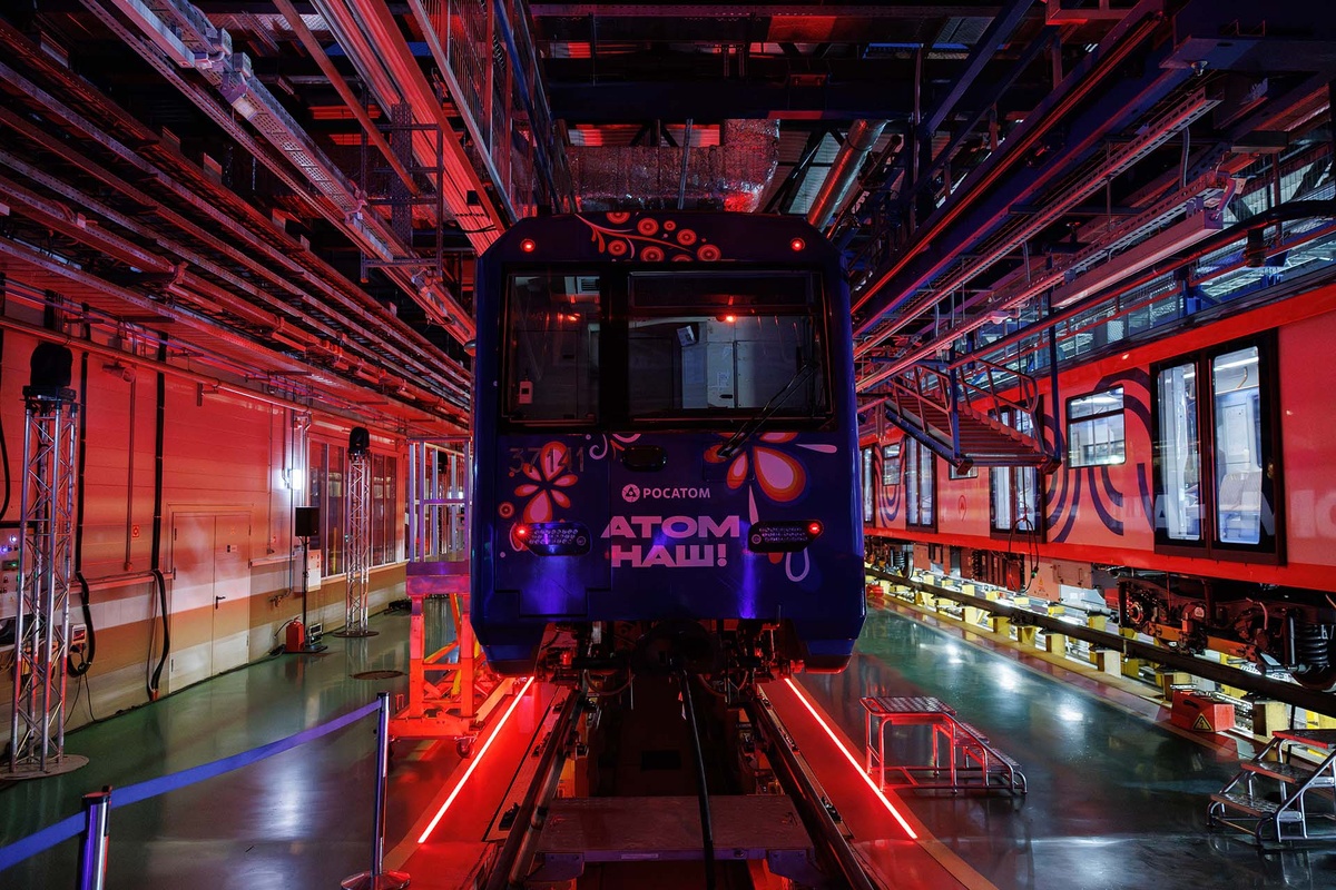    Тематический электропоезд «Атом — наш»